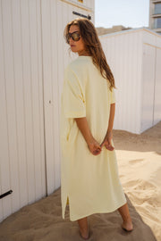 Robe ample à poches latérales portée par une femme, vue de dos, cabine, cheveux bruns
