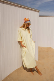Robe ample à poches latérales portée par une femme, silhouette entière, cabines, foulard orange