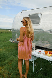 Robe éponge coupe droite portée par une femme, vue de dos, camping-car, table de pique-nique