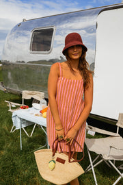 Robe éponge coupe droite portée par une femme, silhouette entière, camping-car, chapeau bordeaux