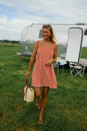 Robe éponge coupe droite portée par une femme, silhouette entière, camping-car, sac de paille