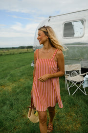 Robe éponge coupe droite portée par une femme, silhouette entière, camping-car, herbe