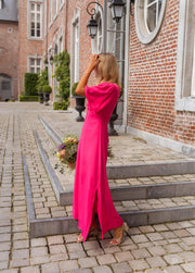 Robe fluide à fentes latérales portée par une femme, vue de face, réverbère, escalier