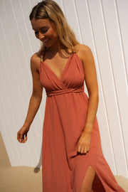 Robe fluide dos ouvert portée par une femme, vue rapprochée, décolleté V, fente
