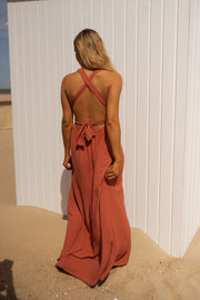 Robe fluide dos ouvert portée par une femme, vue de dos croisé, cabine