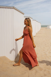 Robe fluide dos ouvert portée par une femme, en marchant, cabines, sable