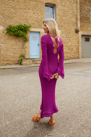 Robe moulante à manches évasées portée par une femme, en marchant, rue, escarpins orange