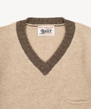 Pull Shetland col V beige — gros plan col en V côtelé