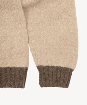 Pull Shetland col V beige — détail poignets côtelés