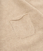 Pull Shetland col V beige — détail poche de poitrine