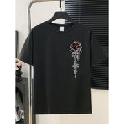 T-shirt décontracté trois coloris noir — vue accrochée sur cintre, motif de rose rouge