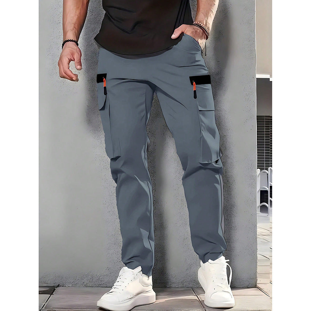 Pantalon cargo poches rabat gris — vue portée de face, avec chaussures blanches