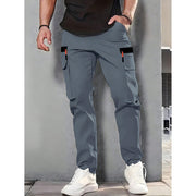 Pantalon cargo poches rabat gris — vue portée de face, avec chaussures blanches