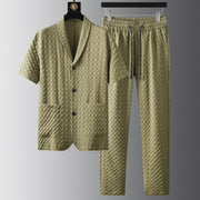 Ensemble polo et pantalon uni vert olive — vue à plat, chemise et pantalon accrochés