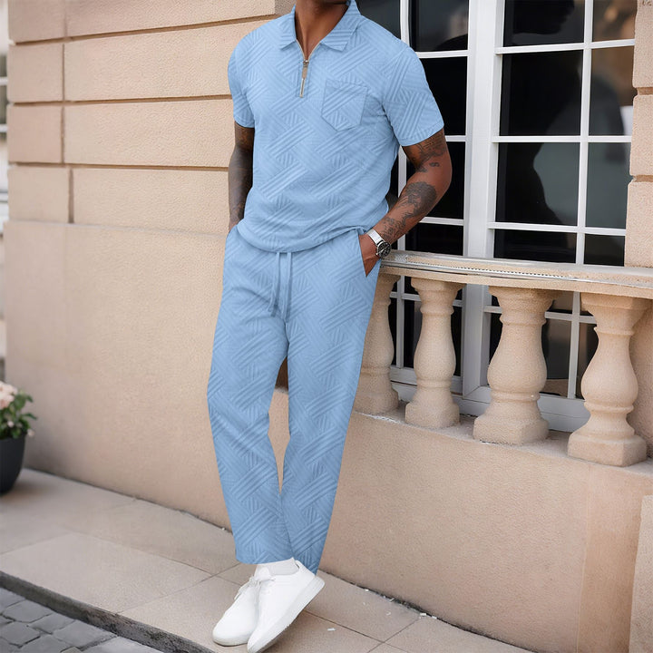 Tenue polo et pantalon bleu ciel, vue portée de face