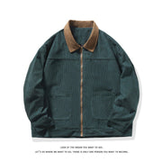 Veste vert foncé à texture côtelée et col marron, zippée de face, avec deux poches plaquées.