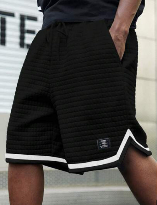 Short rayé coupe ample noir — vue portée de trois-quarts