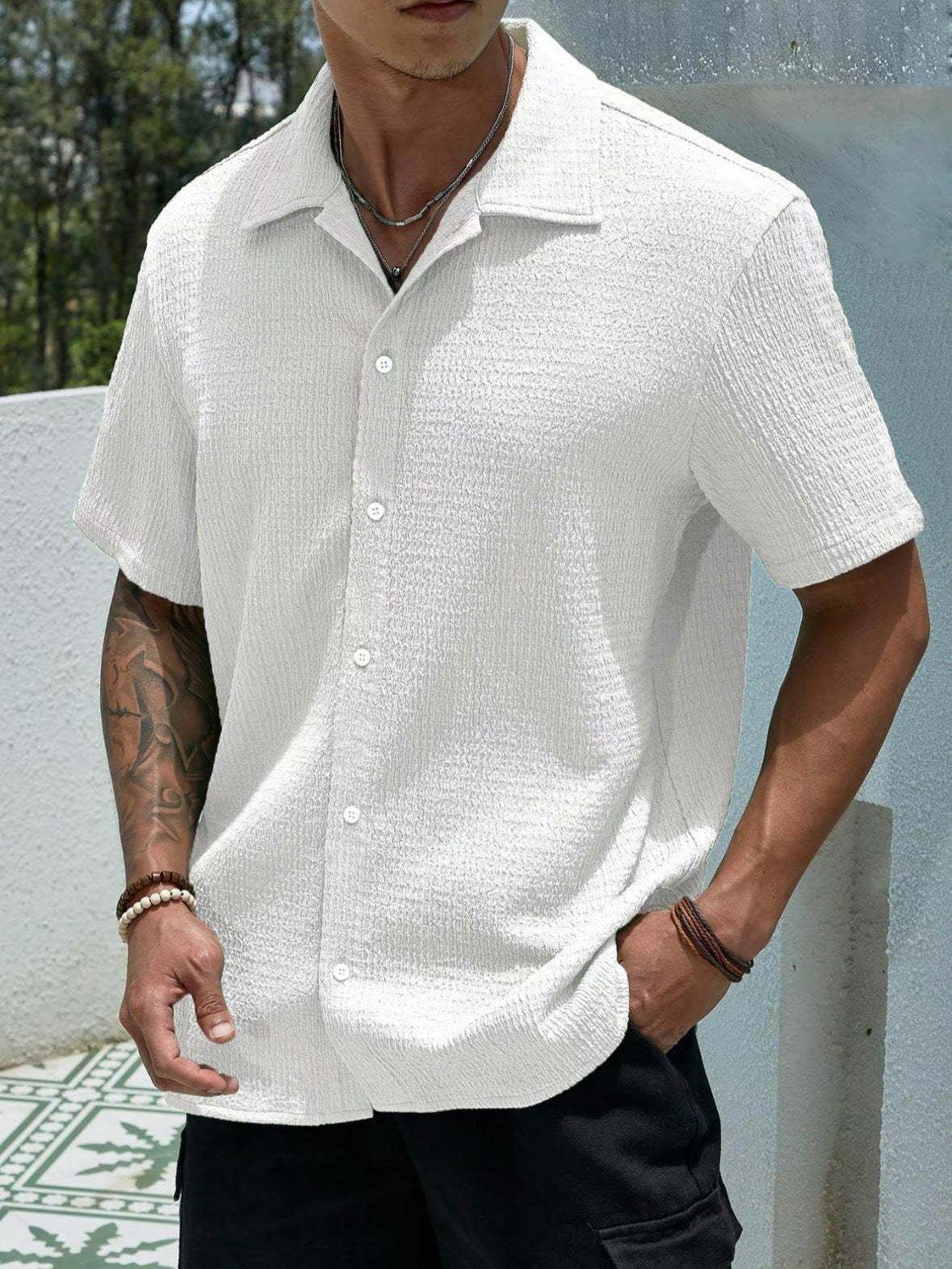 Chemise texturée boutonnée blanc — vue portée de trois-quarts