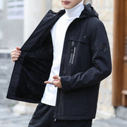 Veste sombre portée ouverte sur un pull blanc à col roulé, doublure intérieure visible.