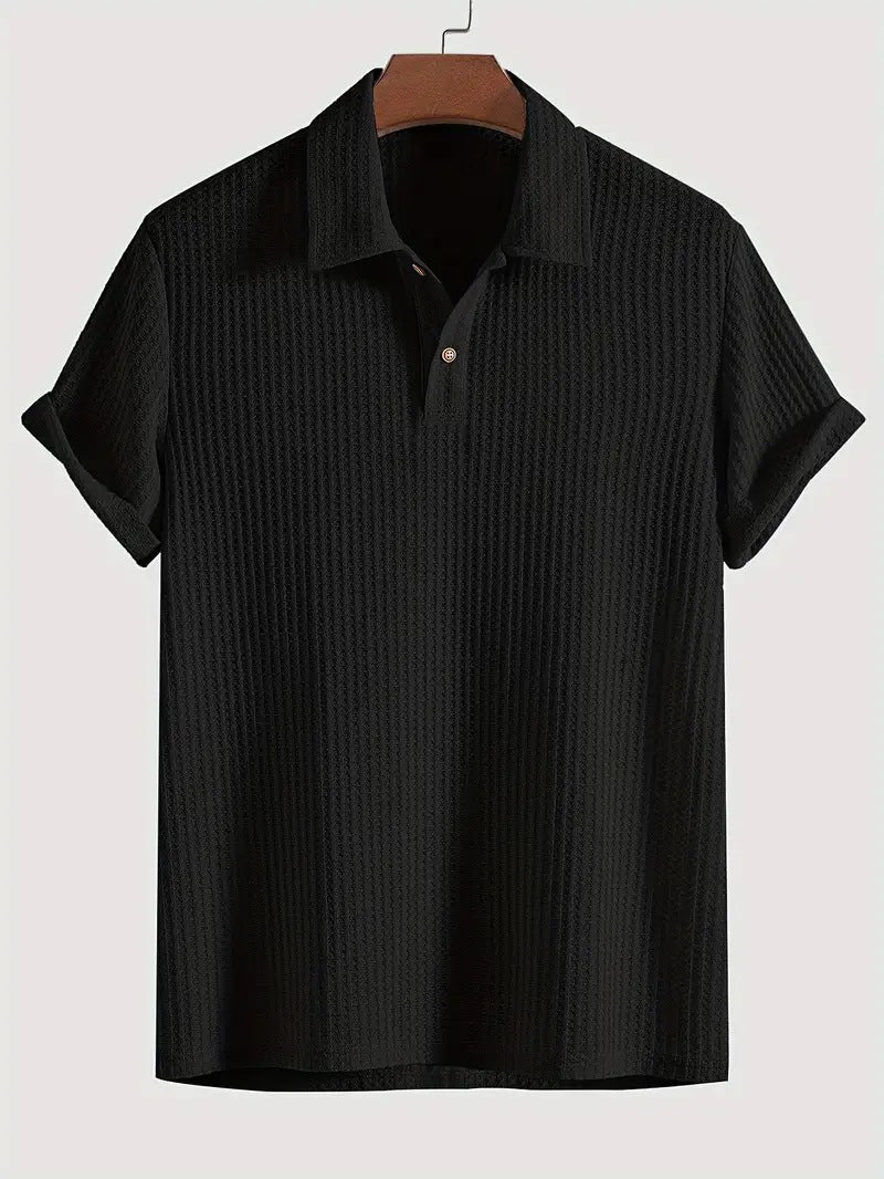 Polo en maille jacquard uni — noir sur cintre, maille côtelée et manches retroussées