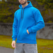 Sweat uni à poche kangourou bleu — vue portée de face