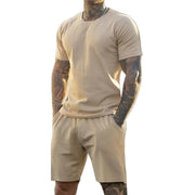 Ensemble de sport avec t-shirt — beige porté de face, main dans la poche