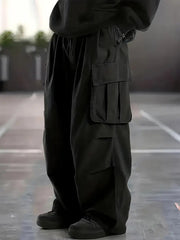 Pantalon cargo ample noir — vue portée de trois-quarts