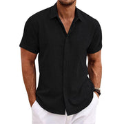 Chemise boutonnée manches courtes — noire texturée portée de face, col ouvert