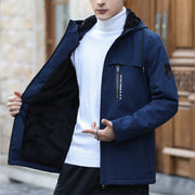 Veste bleu foncé portée ouverte sur un pull blanc.