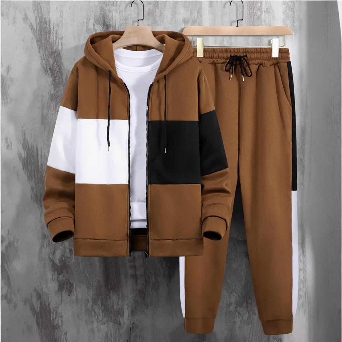 Ensemble capuche blocs contrastants — camel sur cintre, veste zippée à blocs blanc et noir et jogging