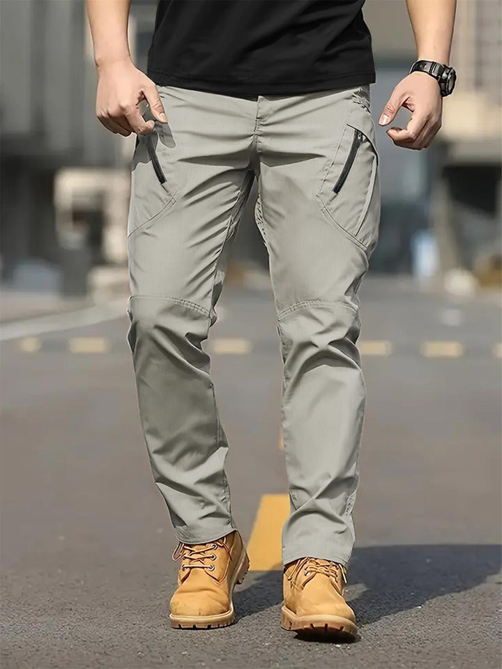 Pantalon cargo à poches à rabat, vue de trois-quarts