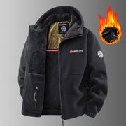 Veste noire à capuche, écussons visibles et graphisme de flamme.