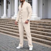 Ensemble boutonné à col officier beige — vue portée en pied