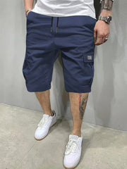 Short à poches biaisées — bleu porté de face avec t-shirt blanc