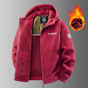 Veste rouge à capuche, écussons visibles et graphisme de flamme.