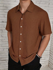 Chemise texturée boutonnée marron — vue portée de trois-quarts