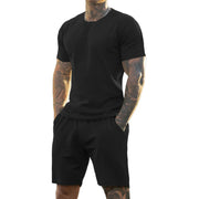 Ensemble de sport avec t-shirt — noir porté de face, short à poches