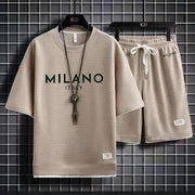 Ensemble short à imprimé Milano — beige sur cintre, fond quadrillé