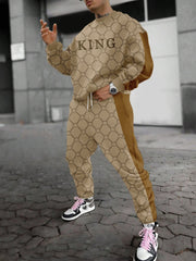 Ensemble sweat pantalon motif KING beige et marron — vue portée en pied