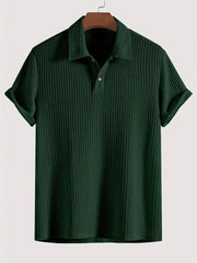 Polo en maille jacquard uni — vert foncé sur cintre, maille texturée