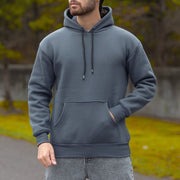 Sweat uni à poche kangourou gris foncé — vue portée de face