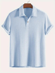 Polo en maille jacquard uni — bleu ciel sur cintre, fond clair