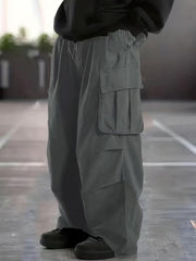 Pantalon cargo ample gris foncé — vue portée de trois-quarts