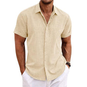 Chemise boutonnée manches courtes — beige sable portée de face avec pantalon blanc