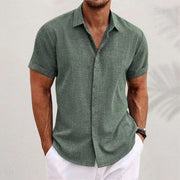 Chemise boutonnée manches courtes — vert sauge portée de face sur fond clair