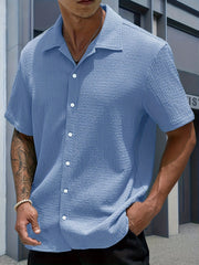 Chemise texturée boutonnée bleu clair — vue portée de trois-quarts