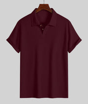 Polo en maille jacquard uni — bordeaux sur cintre, fond gris