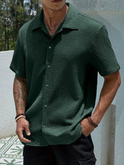 Chemise texturée boutonnée vert foncé — vue portée de trois-quarts