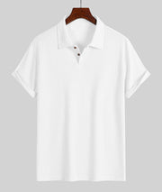 Polo en maille jacquard uni — blanc sur cintre, manches courtes