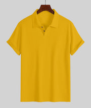 Polo en maille jacquard uni — jaune moutarde sur cintre, maille côtelée